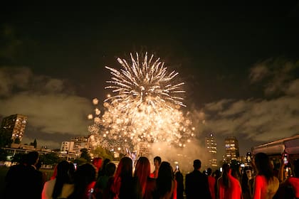 El espectáculo de fuegos artificiales al finalizar la noche.
