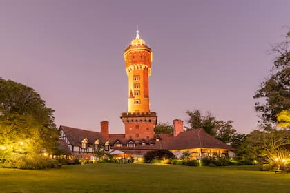 El espectáculo de la torre iluminada, desde el jardín.