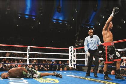 El espectáculo del KO. En el segundo round, Maravilla knoquea a Paul Williams en Atlantic City, en 2010.