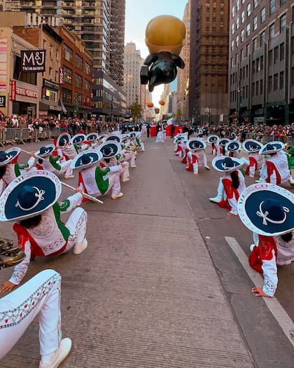 El espectáculo del Thanksgiving Day Parade incluye bailarines, payasos, globos y otras actuaciones (Facebook/Ociimac)