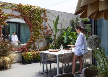 El espejo circular fue pensado para que la biblioteca y el interior se reflejaran desde la terraza.