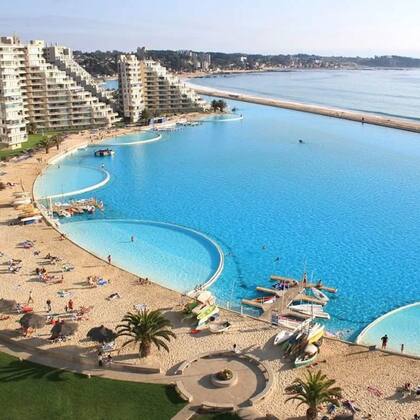 El espejo de agua contiene 250 millones de litros de agua que son extraídos del mar y filtrados mediante un proceso químico