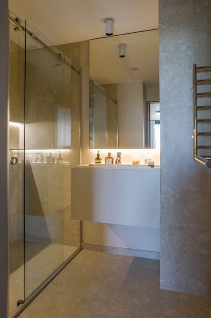 El espejo de baño llega hasta el cielo raso y suma amplitud visual.