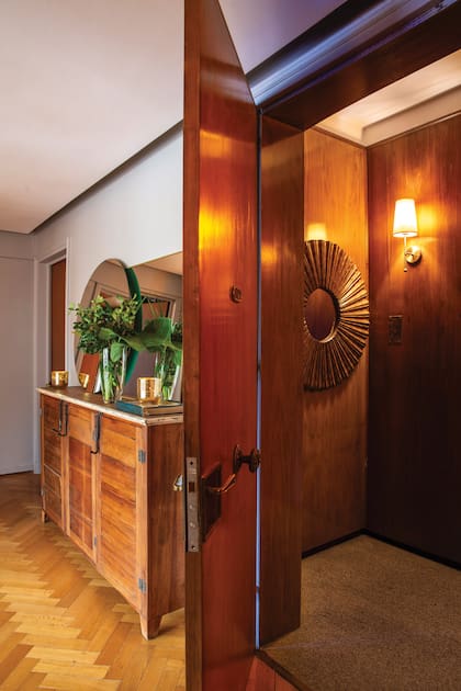 El espejo del palier privado estaba en la recepción de su antigua casa y María no se quiso deshacer de él.