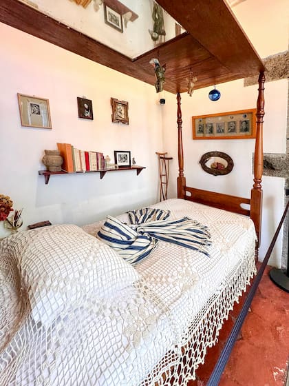 El espejo en la cama sería crucial para que Frida, tras horas y horas de contemplarse, comenzara a pintar los autorretratos que en el futuro la harían famosa.