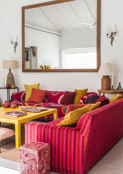 El espejo está colgado en ese mismo lugar desde el año 98. “Compré las varillas más grandes que había y lo hice exactamente de esa medida, que son las alturas de los contramarcos de las puertas de antes”.