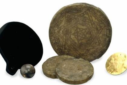 El espejo negro de los espíritus (izq) y otros objetos mágicos que se cree eran de John Dee (1527-1608/9)