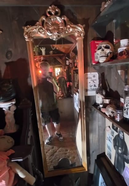 El espejo real está guardado entre los artefactos de los Warren y es muy parecido al que se ve en la película