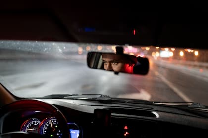 El espejo retrovisor de todo auto tiene un botón secreto que ayuda a limpiar la visión nocturna.