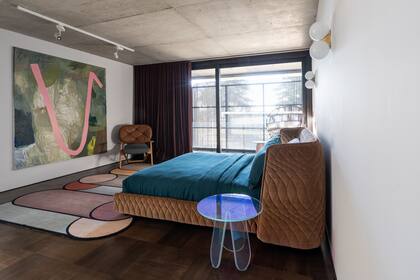 El mobiliario del cuarto es de Urquiola: la mesita iridiscente (para Glas Italia) y la cama ‘Redondo’ (Moroso).