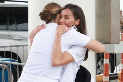El esperado abrazo entre Leonor y Letizia después de casi cuatro meses sin verse.