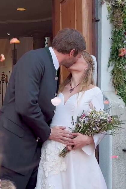 El esperado momento del beso entre Casper y Annina, entre los aplausos y las felicitaciones de sus familiares y amigos.