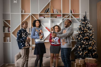 El espíritu navideño es una actitud que se relaciona con la época decembrina y cualidades como la alegría, la amabilidad y la caridad (Pexels/KATRIN BOLOVTSOVA)