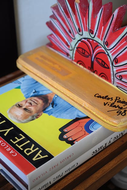 El espíritu y arte del gran Carlos Páez Vilaró, presente a través de objetos autografiados.