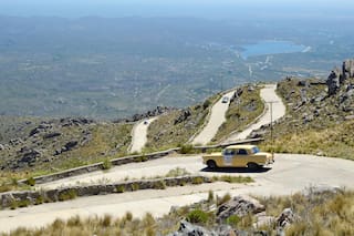 Treinta y tres fotos de la imponente prueba de autos clásicos en ruta y ripio