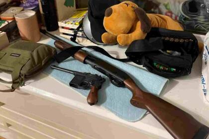 El esposo de Hanna sacó su arma y la depositó junto a un gran peluche en el alféizar de la ventana.