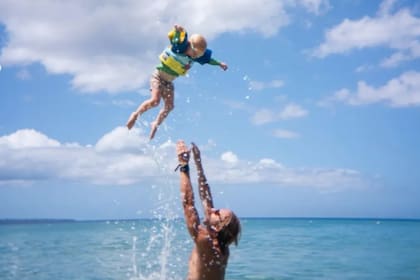 El esposo de Hoeller y su hijo en las playas de Puerto Rico