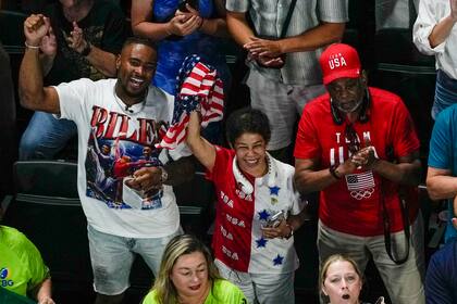El esposo de Simone Biles, Jonathon Owens, junto a su madre y su padre, Ron y Nellie Biles, celebran durante la final de equipos femeninos de gimnasia artística en los Juegos Olímpicos 2024, el martes 30 de julio de 2024, en París, Francia. (Foto AP/Morry Gash)