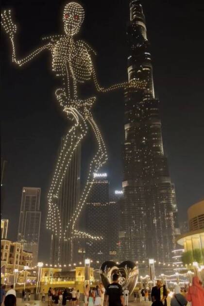 El esqueleto gigante está formado por miles de drones con luces amarillas y unos pocos con luces rojas en los ojos