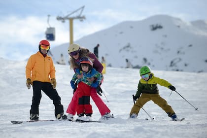 El esquí en general se practica en grupo, con amigos, familia o en clases colectivas