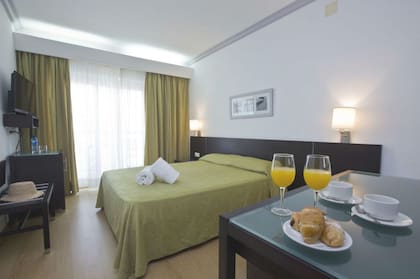 El establecimiento ofrece 98 habitaciones y suites, con decoración moderna, balcones privados y vistas parciales al mar