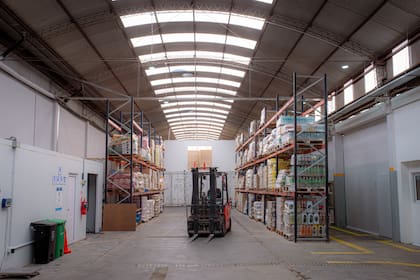 El establecimiento -que cuenta con 1200 m2- iniciará su operación con una capacidad de producción de 6000 viandas diarias, con proyección de alcanzar las 12.000 por día a través de tres turnos de trabajo