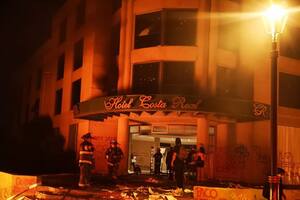 Chile: encapuchados incendiaron un hotel y los huéspedes debieron ser evacuados