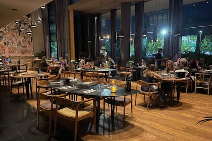 El establecimiento también tiene un Roof bar, en el cuarto. En ambos espacios, la mayoría de los clientes son externos al hotel.