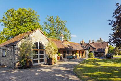 El establo fue reconvertido en un espacio recreativo con cocina, sala de billar, sauna y cabina de vapor. También se añadió un garaje adyacente con espacio para hasta veinte vehículos e, incluso, para un helicóptero,