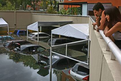 El estacionamiento de un edificio de Belaustegui entre Terrada y Condarco, en Villa Santa Rita, se convirtió en una trampa para los autos, que quedaron bajo el agua