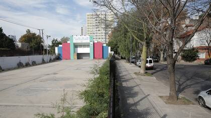 El estacionamiento y el supermercado estaban listos para ser inaugurados; ahora, en el predio habrá un espacio verde