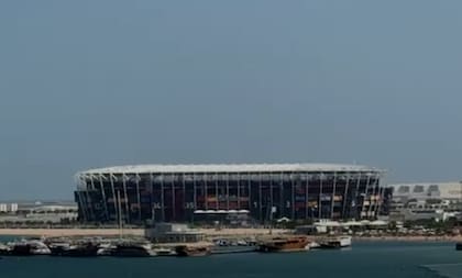 El estadio 974 fue construido con contenedores marítimos (Captura: YouTube @Sopitas)