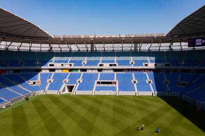 El estadio 974 por dentro: no difiere de las grandes canchas europeas pero, por fuera, está hecho de contenedores 