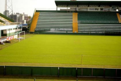 El estadio Arena Condá con la tribuna techada, que se mantiene de la construcción original