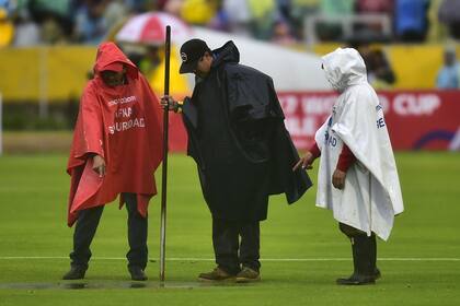 El estadio Atahualpa dejó una imagen llena de charcos en el primer tiempo