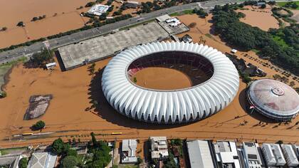 El estadio Beira Rio rodeado por agua debido a las inundaciones por la fuerte lluvia en Porto Alegre, en el estado de Rio Grande do Sul en Brasil el martes 7 de mayo del 2024