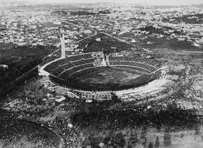 El estadio Centenario se inauguró cinco días después de lo previsto, el 18 de julio de 1930, con el partido entre Uruguay y Perú