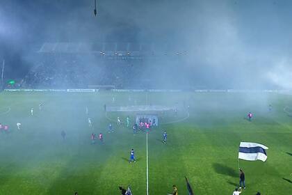 El estadio de Gimnasia estaba de fiesta al recibir al puntero de la Liga Profesional, con la posibilidad de que el Lobo se acercara a la vanguardia, pero la noche terminó en caos y barbarie.