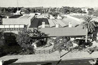 El Estadio de Obras Sanitarias se inauguró en junio de 1978 con dos partidos de básquet. Ese año, en noviembre, recibía a Serú Girán en su debut como banda
