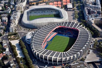 El estadio Jean Bouin, de Stade Français, y el Parque de los Príncipes, de Paris Saint-Germain, separados por una calle; en el club de rugby hay una tienda comercial del de fútbol.