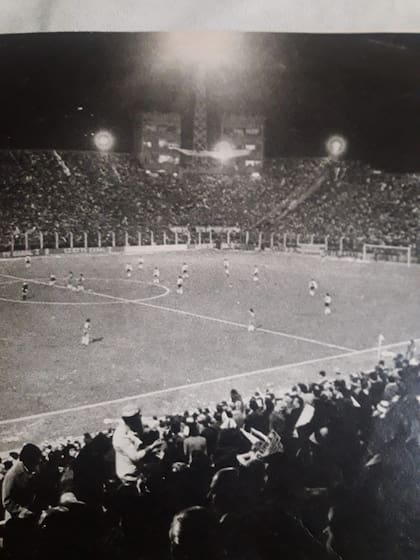 El estadio José Amalfitani, a pleno, la noche que terminó el partido sin alambrados.
