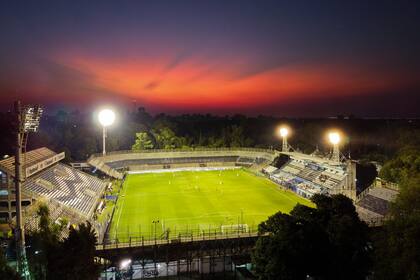 El estadio Juan Carmelo Zerillo iluminado pero casi vacío; así se abrió la Copa Superliga.