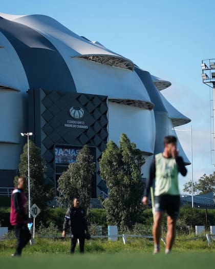 El estadio Madre de Ciudades de fondo, durante una práctica de Central Córdoba de Santiago del Estero