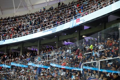 El estadio Madre de Ciudades, repleto para el partido inaugural entre Argentina y Uzbekistán
