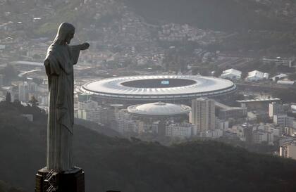 El Estadio Maracaná, detrás de la estatua de Cristo Redentor en Río de Janeiro. Hoy, allí se escribirá historia.