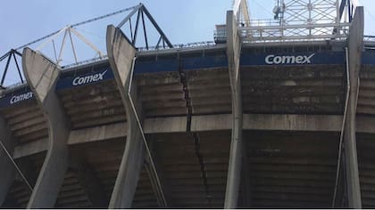 El estadio mexicano, agrietado