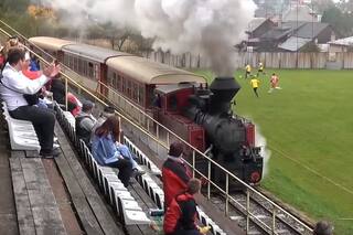 Estadios raros: un tren en la cancha, pelotas al agua y el funicular de tribuna