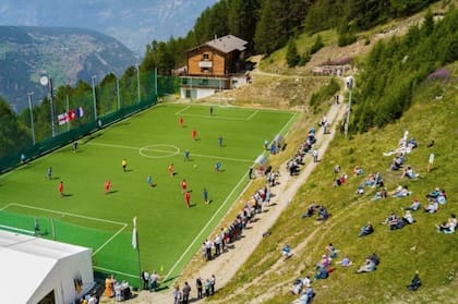 El estadio Ottmar Hitzfeld, en Gspon, Suiza, un pueblo en los Alpes, es considerado el campo de fútbol más alto de toda Europa