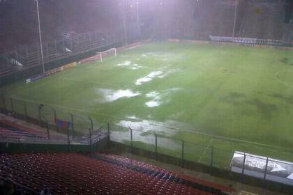 El estadio Padre Martearena no aguantó el temporal en Salta