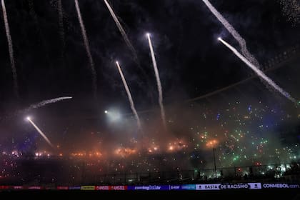 El Estadio Presidente Perón de Racing recibió la semi de Libertadores con un impresionante show de bengalas y pirotecnia